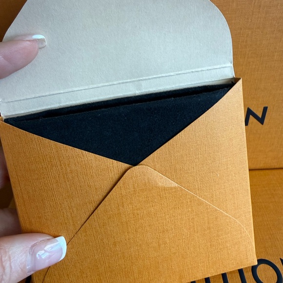 💋NEW💋Louis Vuitton Black compact pouch. - Picture 2 of 8